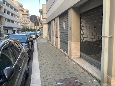 Foto Negozio in Via Cappuccini 105, Brindisi Cappuccini di 388 m²