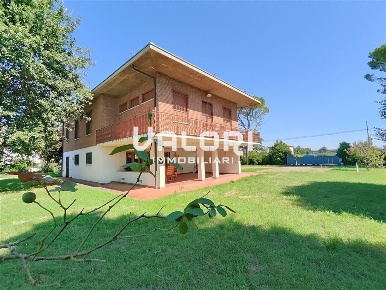 Foto Villa unifamiliare in Via Emilia Levante, Faenza di 526 m² in vendita