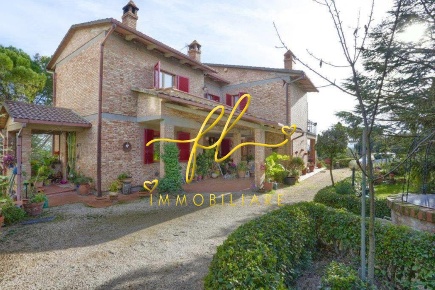 Foto Villa unifamiliare a Casole d'Elsa di 340 m² con 9 locali in vendita