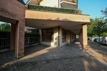 Foto Negozio a Pessano con Bornago Centro di 120 m² con 2 locali in vendita