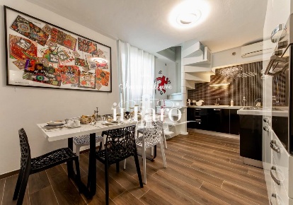 Foto Appartamento a Viareggio Lungomare di 105 m² con 8 locali in vendita