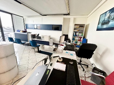 Foto Ufficio a Ponsacco Centro di 175 m² con 5 locali in affitto