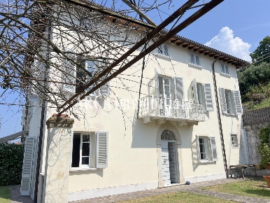 Foto Villa unifamiliare a Pietrasanta di 230 m² con 6 locali in vendita