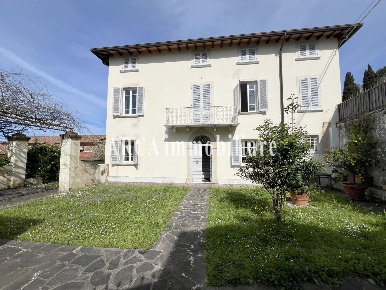 Foto Villa unifamiliare a Pietrasanta di 230 m² con 6 locali in vendita