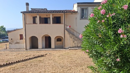 Foto Case semi ndipendenti a Capannoli Centro di 195 m² con 5 locali