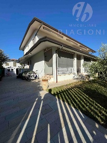 Foto Villa bifamiliare a Pietrasanta di 190 m² con 10 locali in vendita