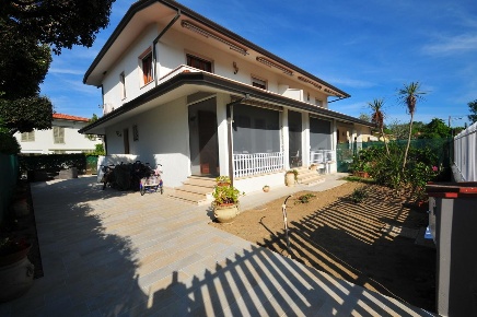 Foto Villa bifamiliare a Pietrasanta di 170 m² con 10 locali in vendita