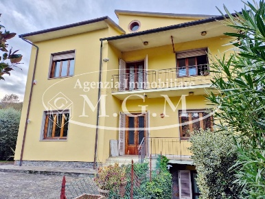 Foto Villa unifamiliare a Capannori Centro di 292 m² con 9 locali