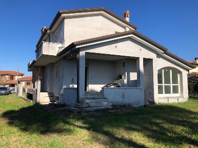 Foto Villa bifamiliare a Camaiore Capezzano Pianore di 170 m² con 7 locali