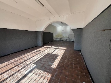 Foto Locale commerciale a Calcinaia Fornacette di 170 m² con 4 locali