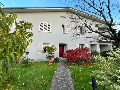 Foto Villa bifamiliare a Capannori Centro di 150 m² con 7 locali in vendita
