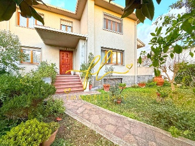 Foto Villa unifamiliare a Cecina Cecina Centro di 310 m² con 11 locali