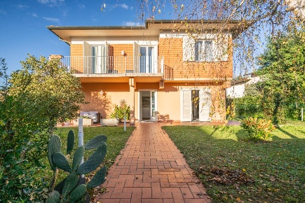 Foto Villa unifamiliare a Crespina Lorenzana Cenaia di 259 m² con 9 locali