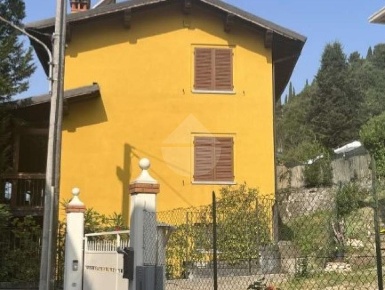 Foto Villa unifamiliare in Pineta, Nave Centro di 461 m² con 11 locali