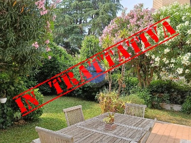 Foto Appartamento in via Cropalati, Roma di 150 m² con 4 locali in vendita