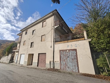 Foto Appartamento in FORCELLA, L'Aquila di 150 m² con 6 locali in vendita