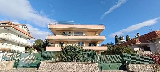 Foto Appartamento in VIA APPIA, Minturno di 180 m² con 7 locali in vendita