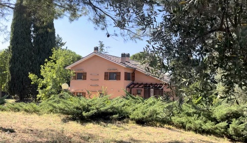 Foto Villa unifamiliare a Macerata di 240 m² con 8 locali in vendita