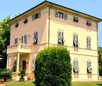 Foto Villa unifamiliare in via Roma, Porcari Centro di 390 m² con 14 locali