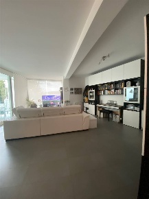 Foto Appartamento in Viale degli Aranci, Salerno di 110 m² con 4 locali