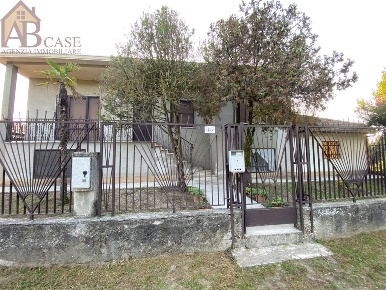 Foto Villa unifamiliare in via mazzini, Gambolò Centro di 250 m² in vendita