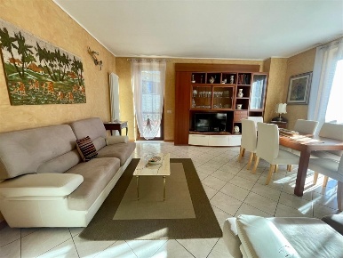 Foto Appartamento in Via Del Fontanone, Azzate Centro di 85 m² con 3 locali