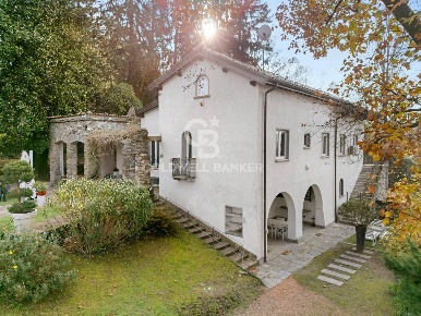 Foto Villa singola in VIA XXV APRILE, Buguggiate di 600 m² con 16 locali