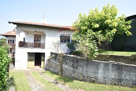 Foto Casa indipendente a Luino Poppino di 200 m² con 5 locali in vendita