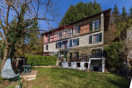 Foto Case semi ndipendenti in VIALE MILANO, Viggiù di 190 m² con 6 locali