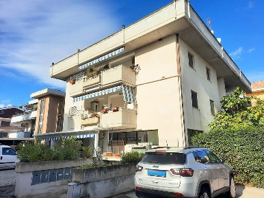 Foto Locale commerciale in via Giovanni XXIII, Tortoreto Tortoreto Lido