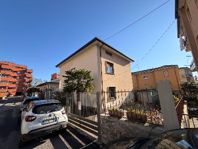 Foto Appartamento in via carducci, Nembro Centro di 90 m² con 3 locali