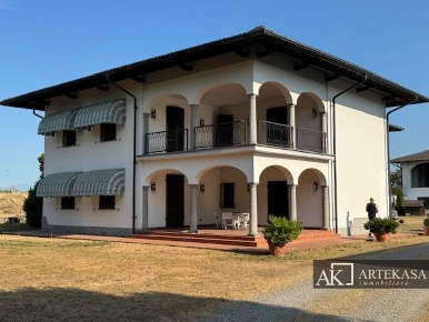 Foto Rustico in Corso Vercelli, Novara San Paolo di 1900 m² con 18 locali