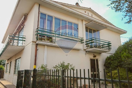 Foto Appartamento in Via Zilio, Tribano Centro di 255 m² con 6 locali