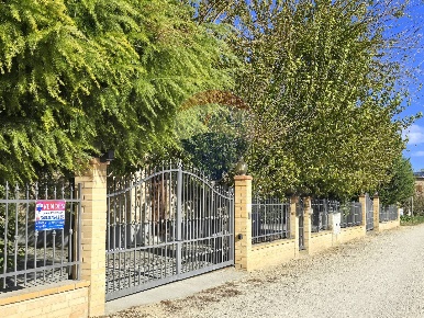 Foto Casa indipendente a Treia di 200 m² con 7 locali in vendita