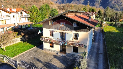 Foto Casa indipendente a Darfo Boario Terme Centro di 366 m² con 4 locali