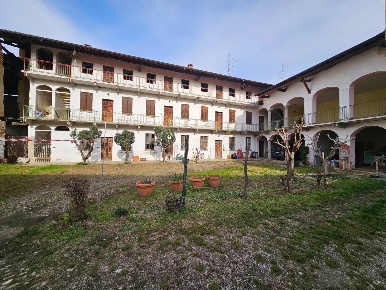 Foto Rustico in via Gramsci, Bellinzago Novarese Centro di 385 m²