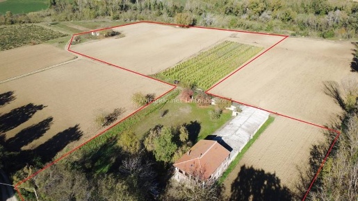 Foto Villa bifamiliare in Contrada Castelluccio, Loreto Aprutino di 300 m²