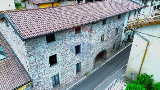 Foto Casa indipendente a Darfo Boario Terme Centro di 1042 m² con 10 locali