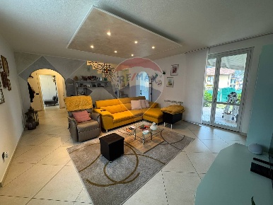 Foto Villa singola a Lavena Ponte Tresa Centro di 250 m² con 5 locali