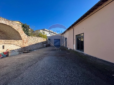 Foto Locale commerciale in VIA GENTILE DA FOLIGNO, Foligno Centro Storico