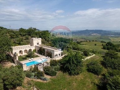 Foto Villa singola a Matera Centro di 216 m² con 10 locali in vendita