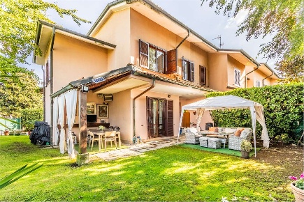 Foto Villa a schiera in Via G. Tiepolo 17, Lainate Centro di 200 m²