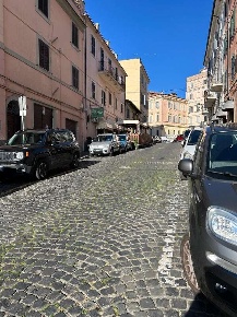 Foto Negozio in Via Cesare Battisti, Genzano di Roma Centro Storico