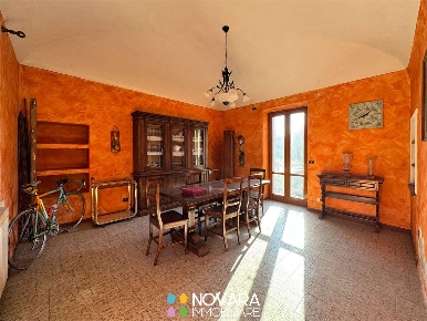 Foto Appartamento a Caltignaga di 243 m² con 5 locali in vendita