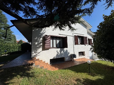 Foto Casa indipendente in VIA piermarini 4, Lainate Centro di 300 m²