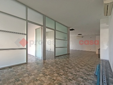 Foto Negozio in Martiri della LibertÃ, Arona Centro di 110 m² con 3 locali