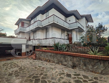 Foto Villa unifamiliare a Oristano Centro di 310 m² con 5 locali in vendita