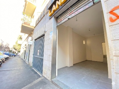 Foto Negozio in Via Sestio Calvino 13, Roma Cinecittà di 35 m² con 1 locali