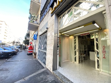 Foto Negozio in Via Sestio Calvino 13, Roma Cinecittà di 32 m² con 1 locali