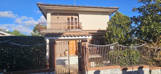 Foto Villa unifamiliare a Mascalucia Centro di 230 m² con 10 locali